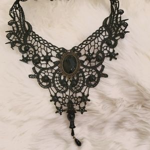 Vintage-look Lace choker